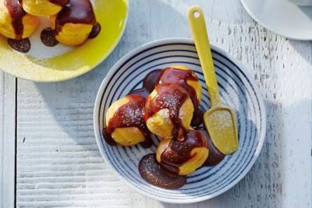 Soesjestorentjes met choco-karamelsaus