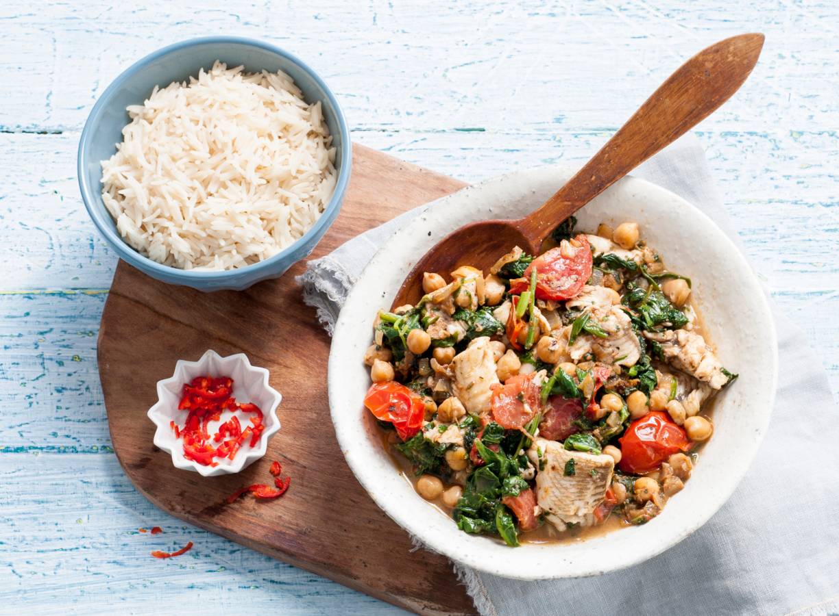 Viscurry met spinazie en kikkererwten