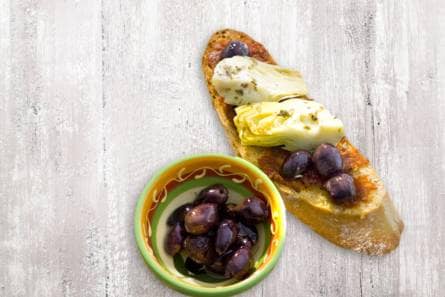 Bruschetta artisjok en olijf