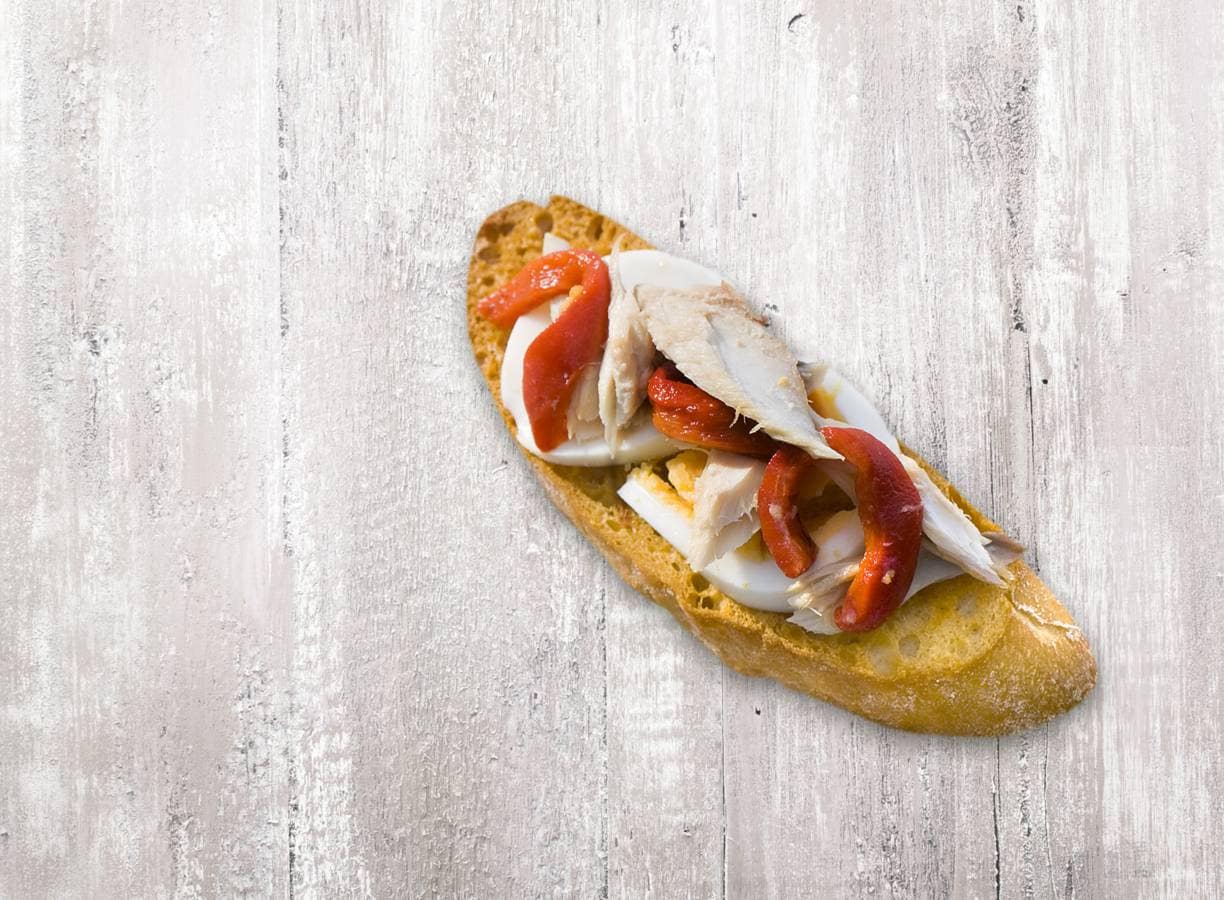 Bruschetta makreel, paprika en ei