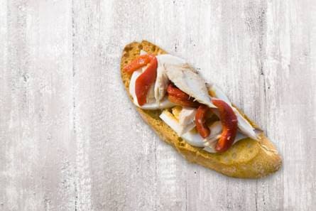 Bruschetta makreel, paprika en ei