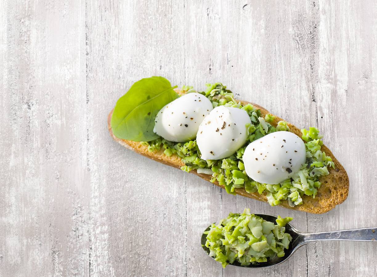 Bruschetta mozzarella, tuinbonen en basilicum