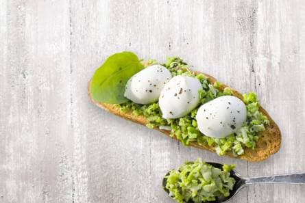 Bruschetta mozzarella, tuinbonen en basilicum