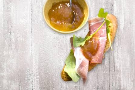 Bruschetta Parmaham, vijgenjam en rucola