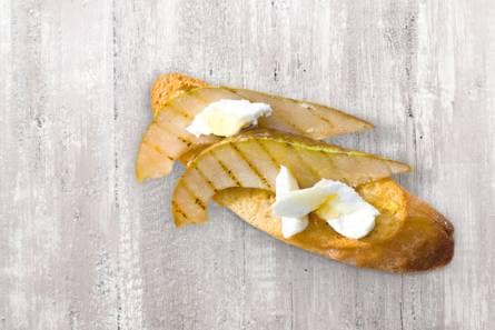 Bruschetta peer, geitenkaas en honing