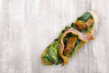 Bruschetta spinazie, gedroogde tomaat en spek