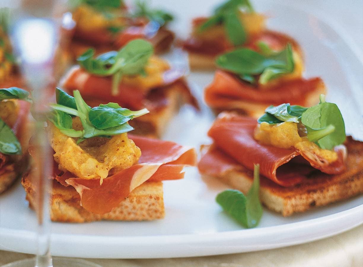 Peperbruschetta met serranoham en mosterd-appelmoes