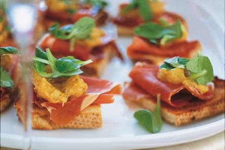 Peperbruschetta met serranoham en mosterd-appelmoes