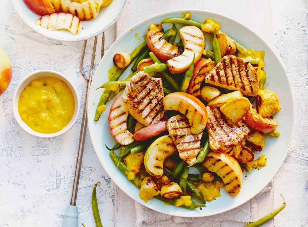 Gegrilde filetlapjes met appel, sperziebonen en kriel