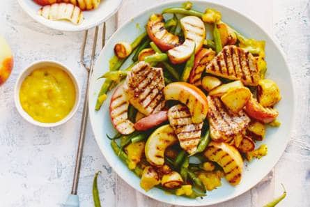 Gegrilde filetlapjes met appel, sperziebonen en kriel