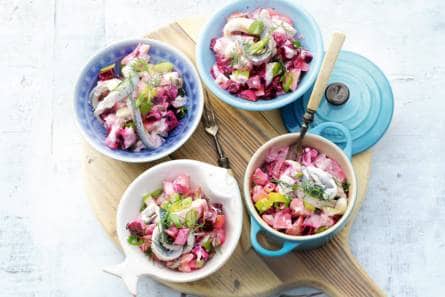 Aardappelsalade met biet en zure haring