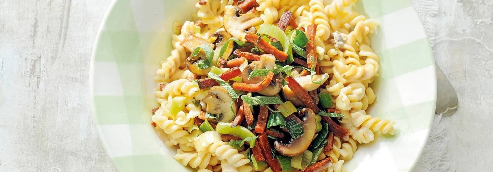 Fusilli met champignons en vegaspekjes recept - Allerhande | Albert Heijn