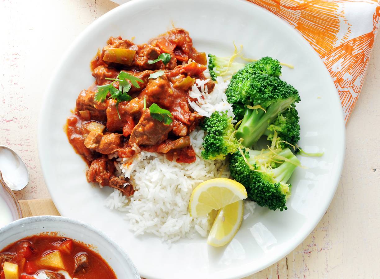Goulash met rijst en broccoli maken