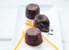 Fluitje van een cent, deze moulleux au chocolat maken. De extra pure chocolade geeft een intense smaak.