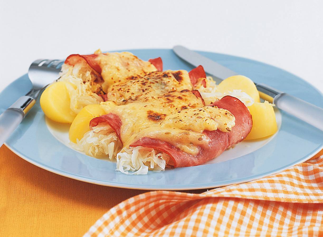 Hamrolletjes met zuurkool en kaas