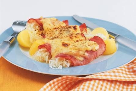 Hamrolletjes met zuurkool en kaas