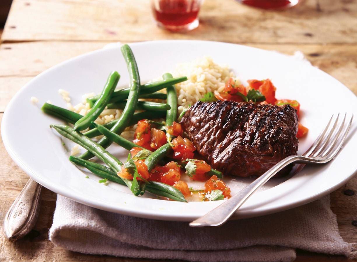 Gegrilde biefstuk met pittige tomatensalsa en sperziebonen