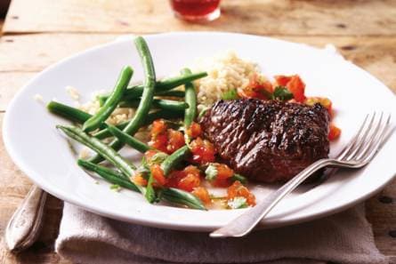 Gegrilde biefstuk met pittige tomatensalsa en sperziebonen