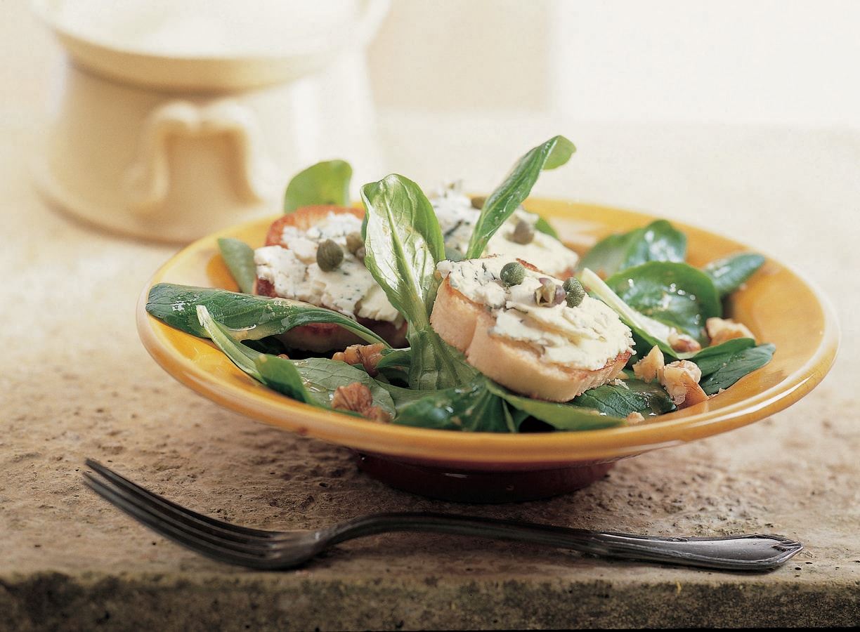 Salade met stokbrood en blauwe kaas