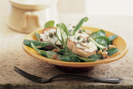 Salade met stokbrood en blauwe kaas