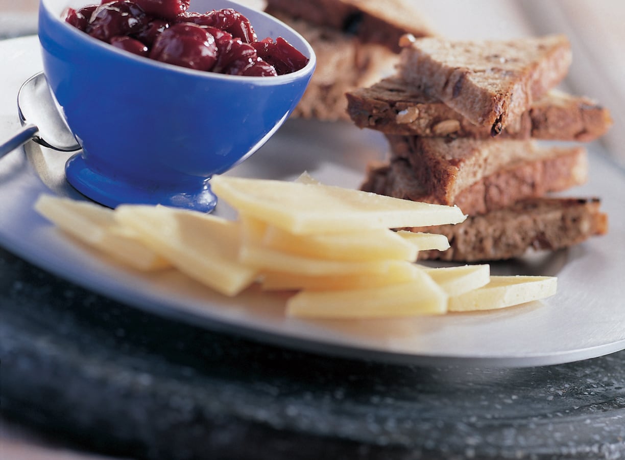 Schapenkaas met kersencompote