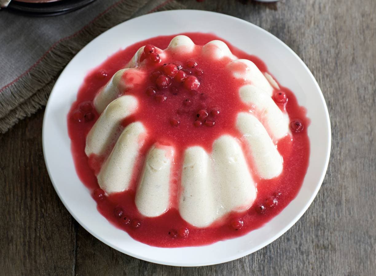 Griesmeelpudding met bessensaus