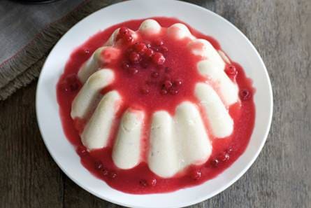 Griesmeelpudding met bessensaus