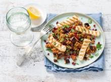 Oosterse salade met gegrilde halloumi en koriander. Perfect voor een dagje zonder vlees. 