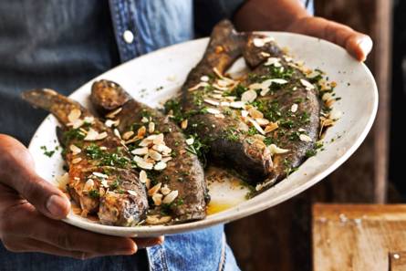 Gebakken hele forel met amandelen