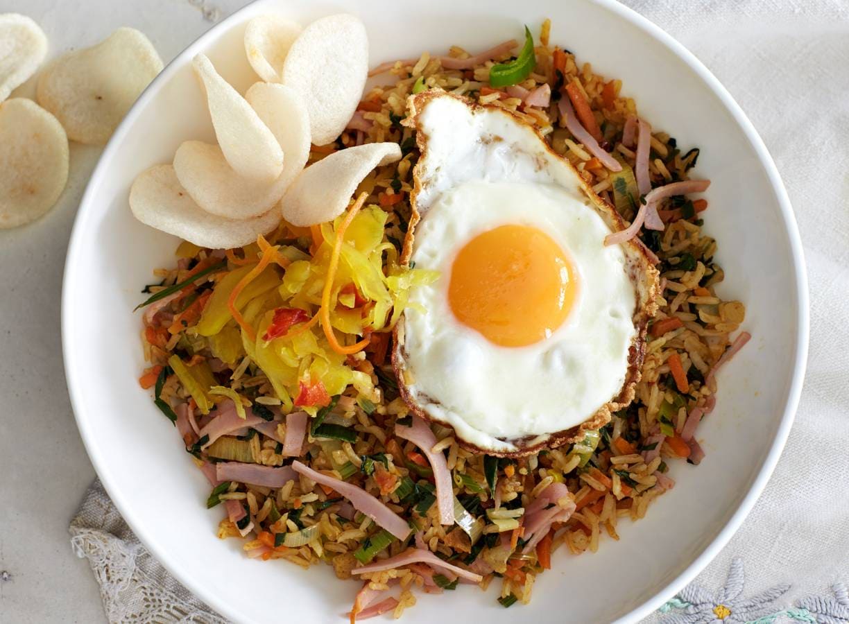 10 minutennasi met ham en gebakken ei