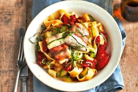 Forelfilets gewikkeld in courgette en ham met pappardelle