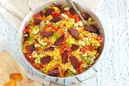 Gele rijst met salami en puntpaprika