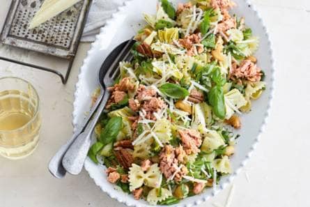 Lauwwarme pastasalade met tonijn, artisjokharten en snijbonen