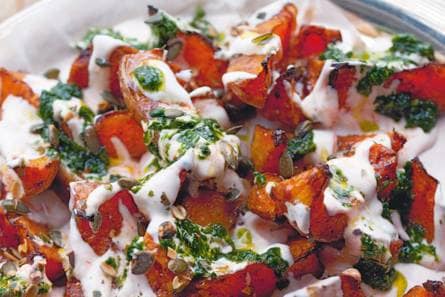 Yotam Ottolenghi's pompoen met chiliyoghurt en koriandersaus