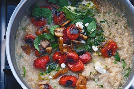 Yotam Ottolenghi's quinoa met gegrilde tomaten en knoflook