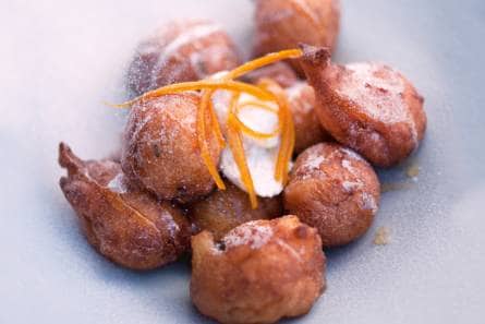Yotam Ottolenghi's ricottabeignets met sinaasappel en honing
