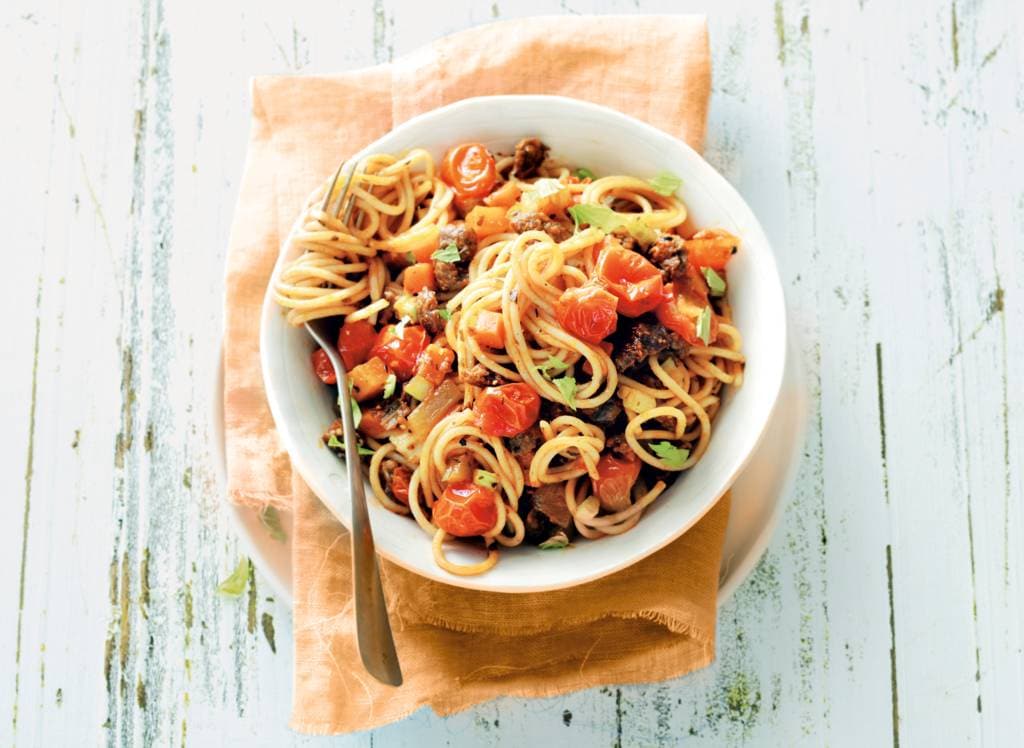 Spaghetti met worst en tomaat