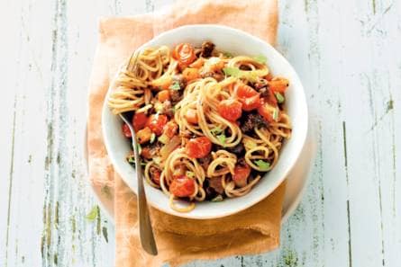 Spaghetti met worst en tomaat