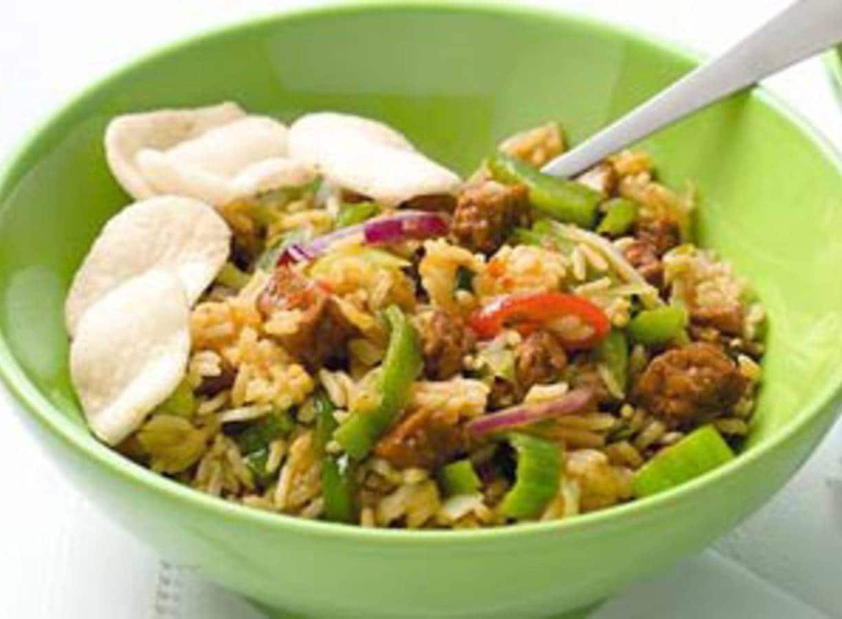 Vegetarische nasi goreng met komkommerzoetzuur