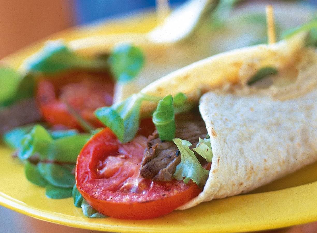 Wrap met hummus en rosbief