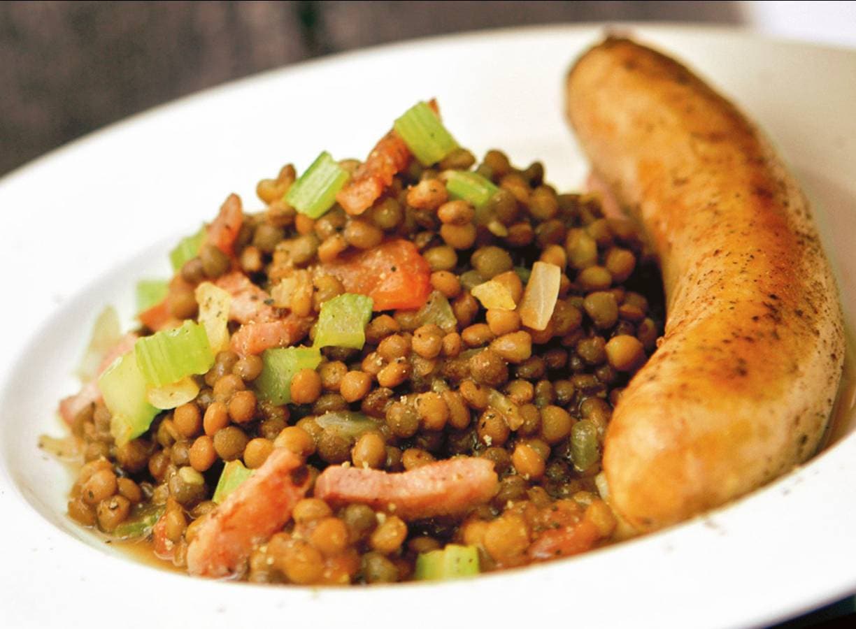Salsicce con lenticchie (Italiaanse linzenschotel)