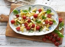 Een variant op de bekende caprese salade. Verwen jezelf door romige vlokken buffelmozzarella door de pasta te scheppen.