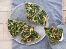 Kickstart je dag met een stevig ontbijt. Deze omelet zit tjokvol spinazie. Popeye zou er jaloers op zijn!