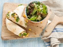 Deze wraps misstaan op geen enkele hightea of picknick. Kijk op de verpakking hoe je ze het handigst oprolt.