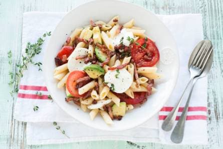 Mozzarella-pastasalade met spekjes