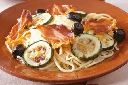 Spaghetti met courgette en paprikapesto