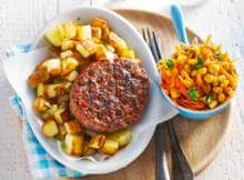 Weekendhap: gebakken aardappelen met een hamburger en maissalade.