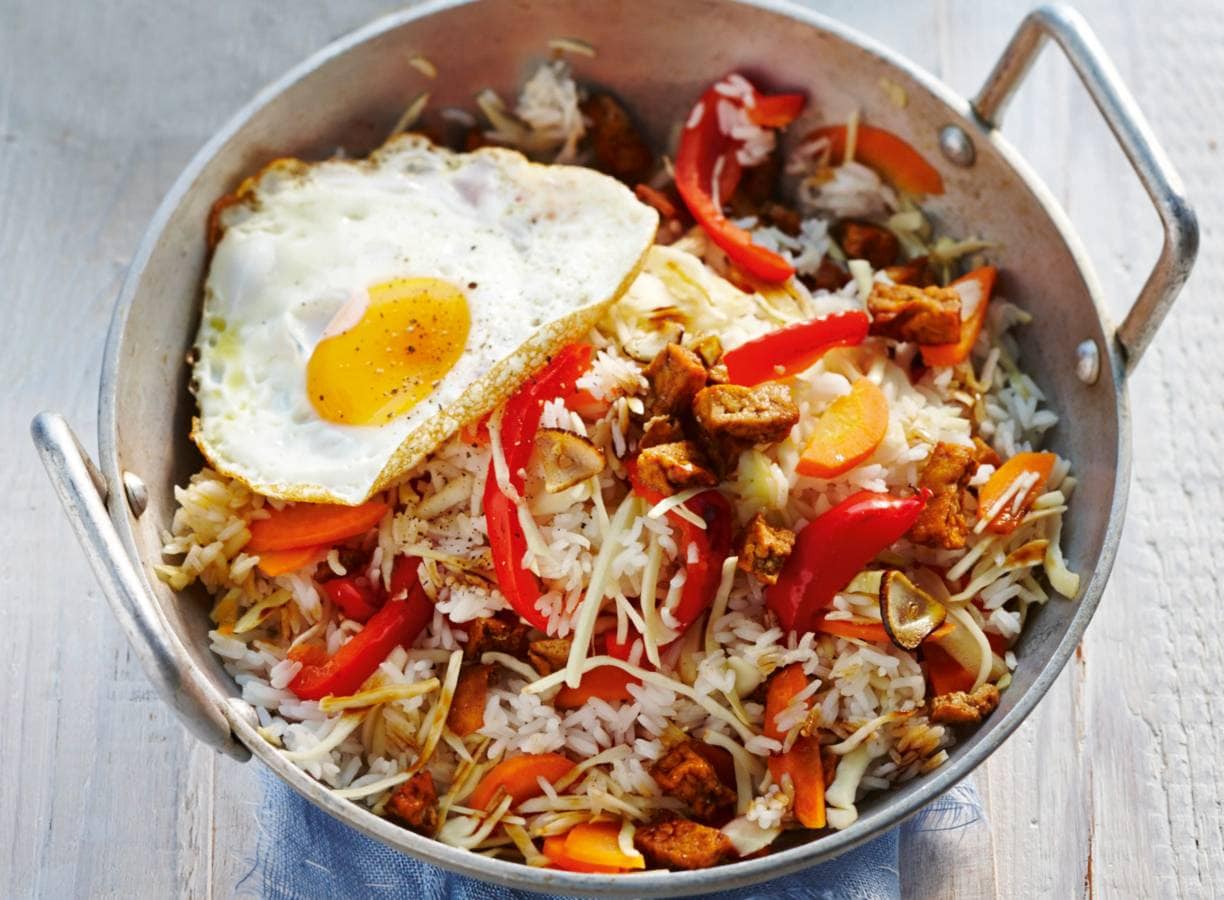 Vegetarische nasi met spiegelei