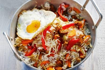 Vegetarische nasi met spiegelei
