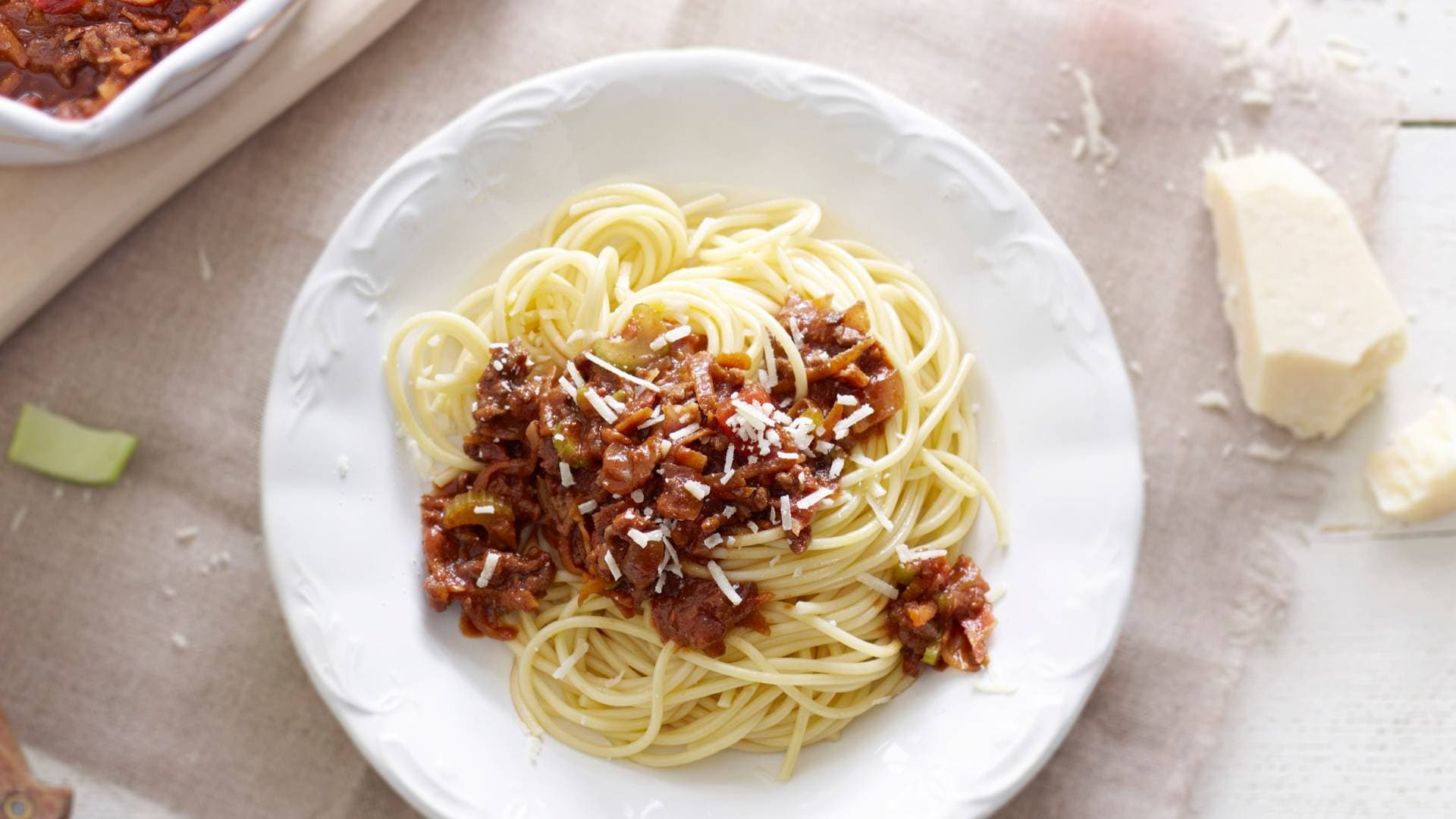 Echte Italiaanse spaghetti bolognese recept - Allerhande | Albert Heijn ...